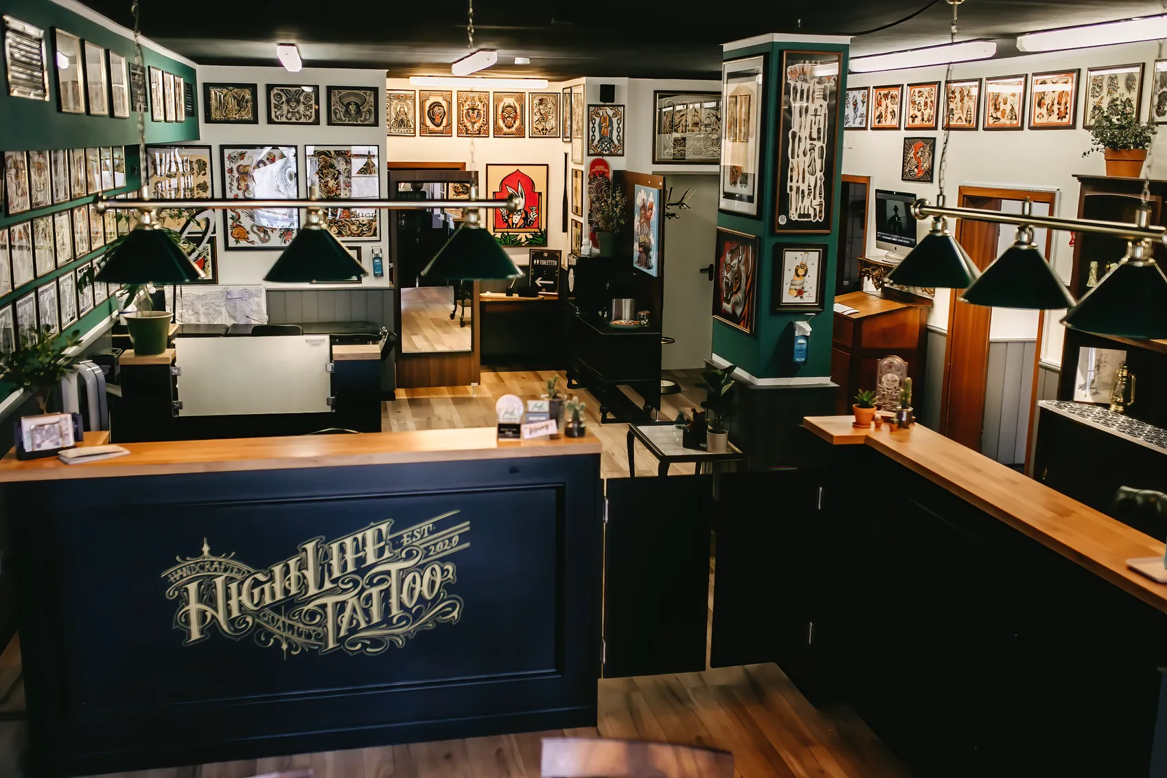 Tresen mit High Life Tattoo Schriftzug