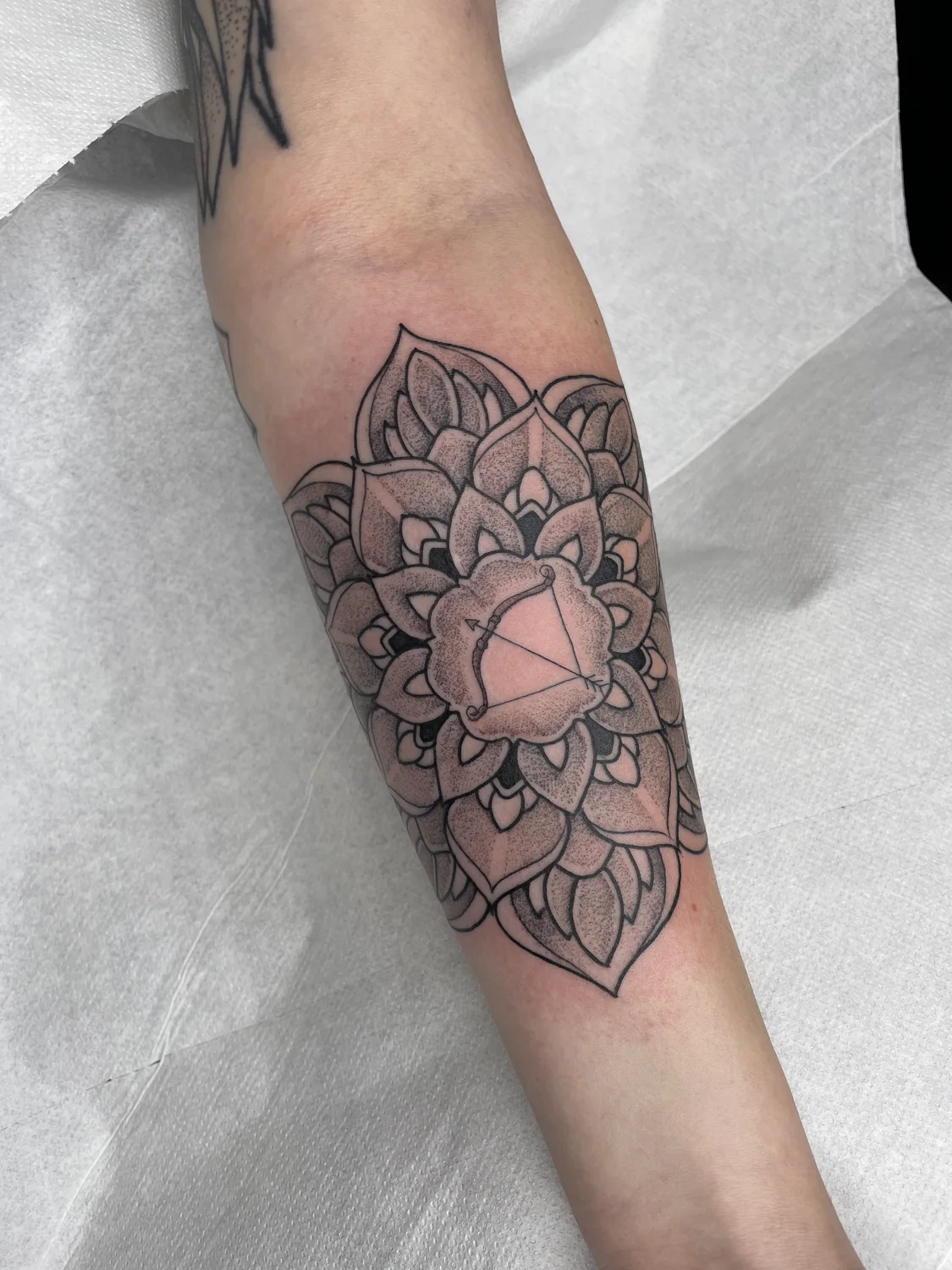 Dotwork-Mandala am Ellenbogen von Marius