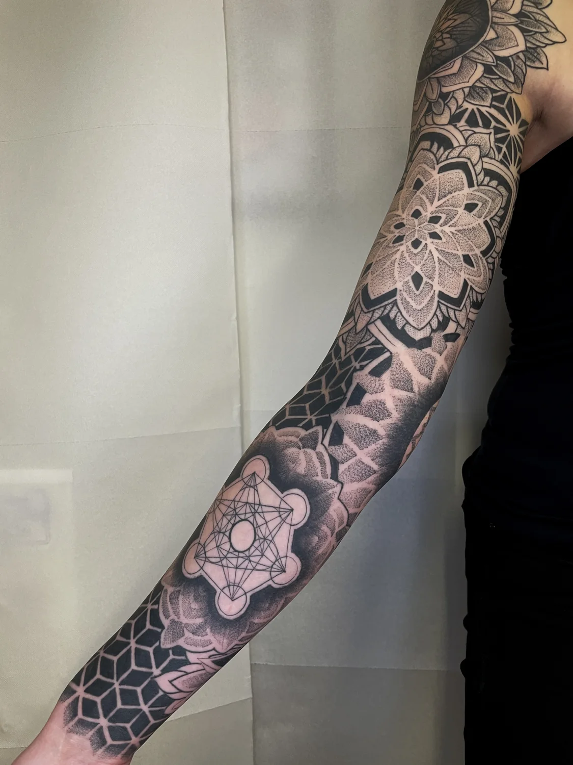 Geometrisches Dotwork über den Unterarm von Marius