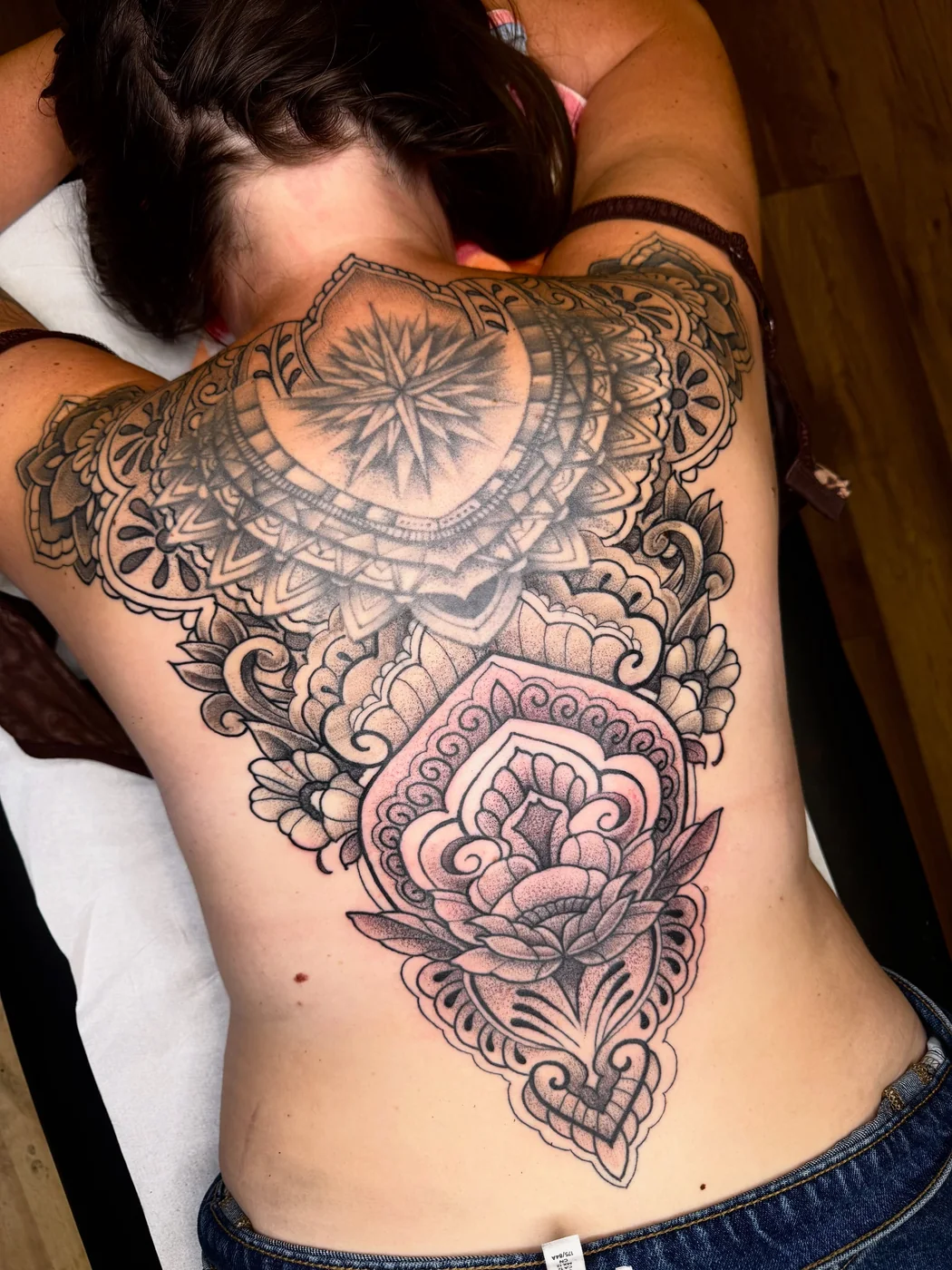 Großes Dotwork-Mandala über den Rücken von Marius