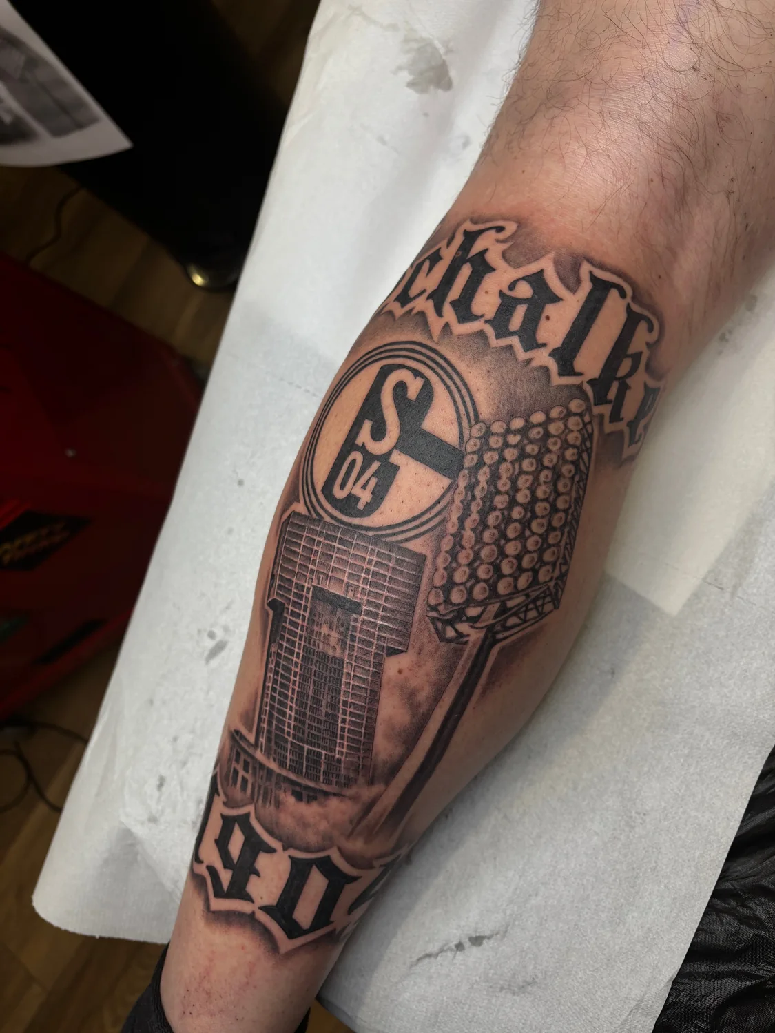 Schalke-Motiv mit Arena und Schriftzug in Black and Grey von Moritz