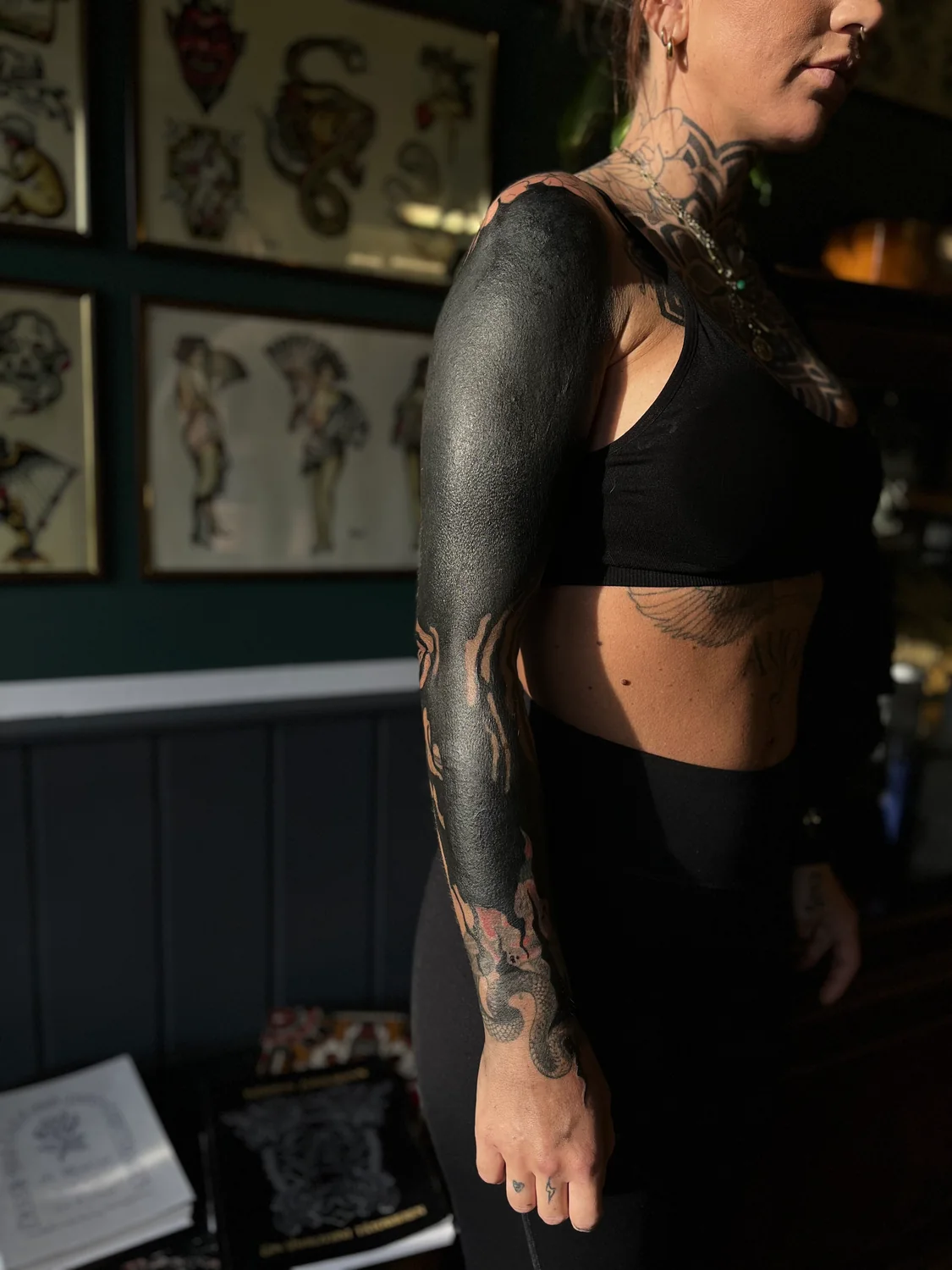 Kompletter schwarzer Sleeve, Blackwork von Tom