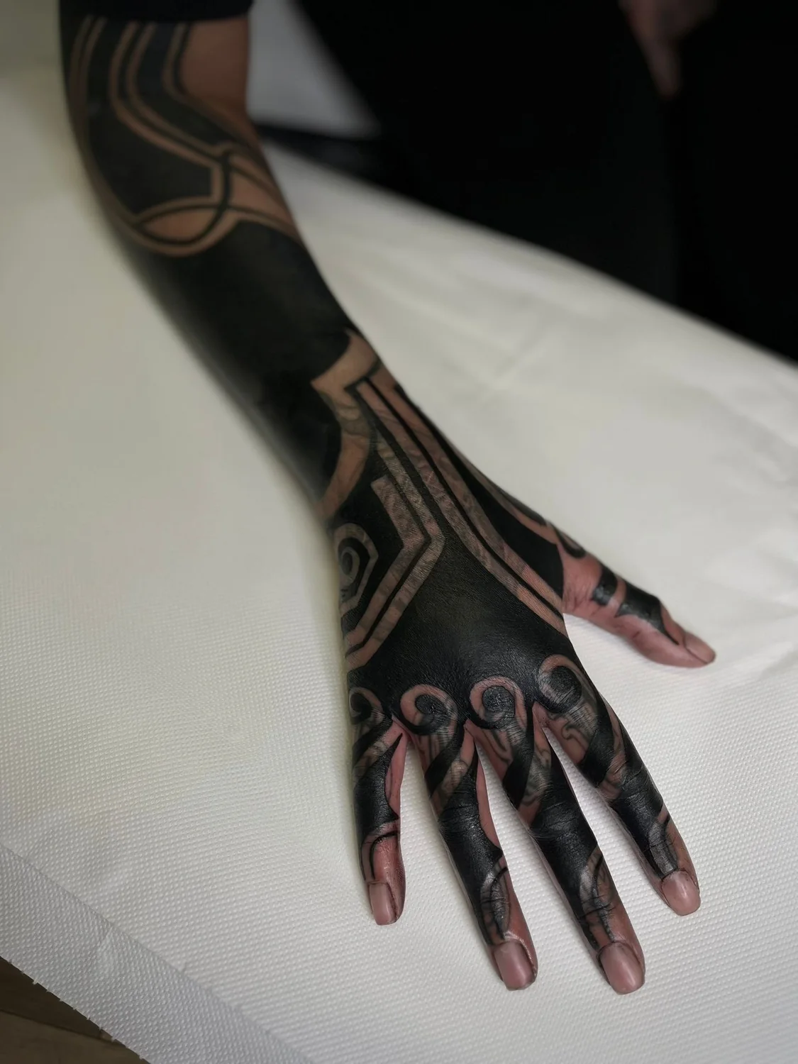 Ornamentales Blackwork bis über die Hand von Tom